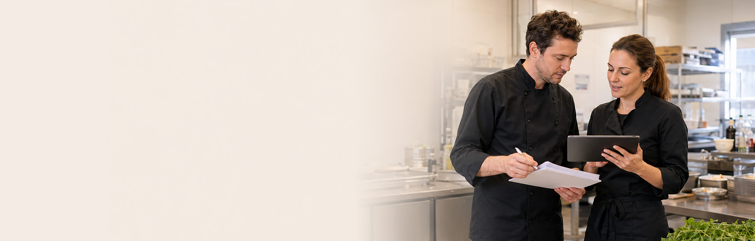Cateringmedewerker die een nieuwe cateringaanvraag controleert en voorbereidt