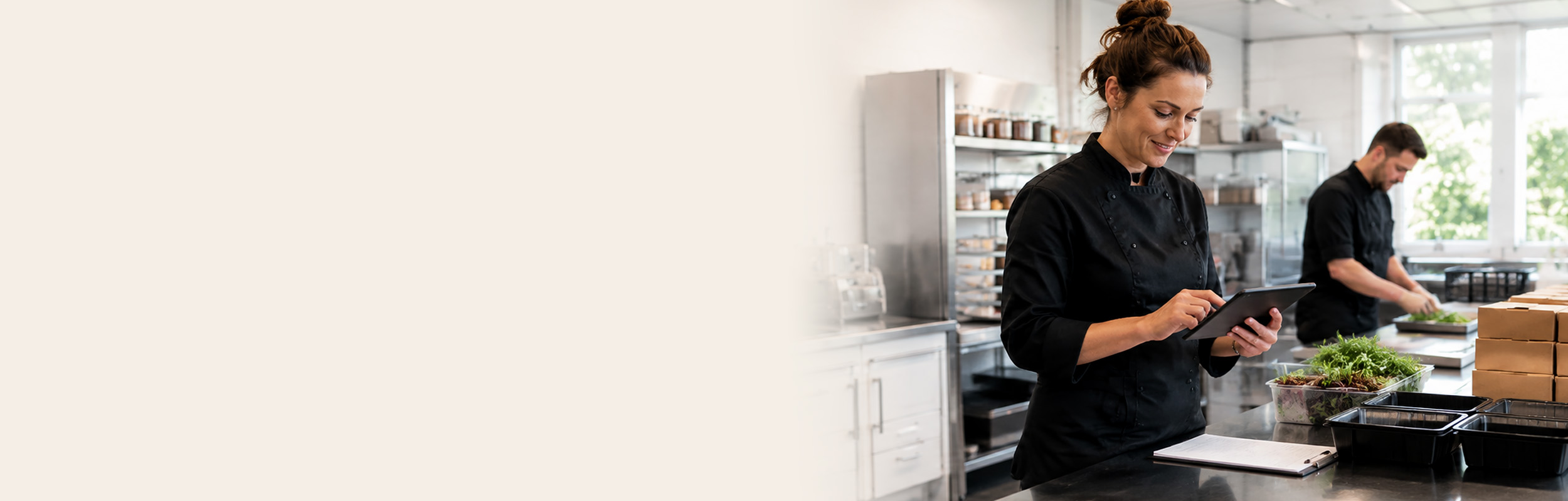 Ondernemer werkt aan de planning in een lichte cateringomgeving