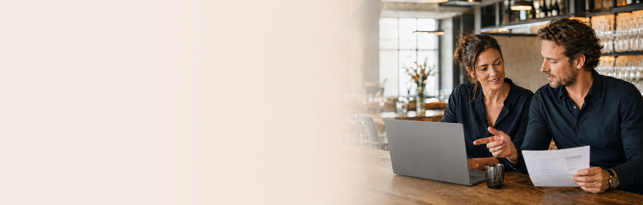 Cateringondernemers die samen een factuur en betaling verwerken