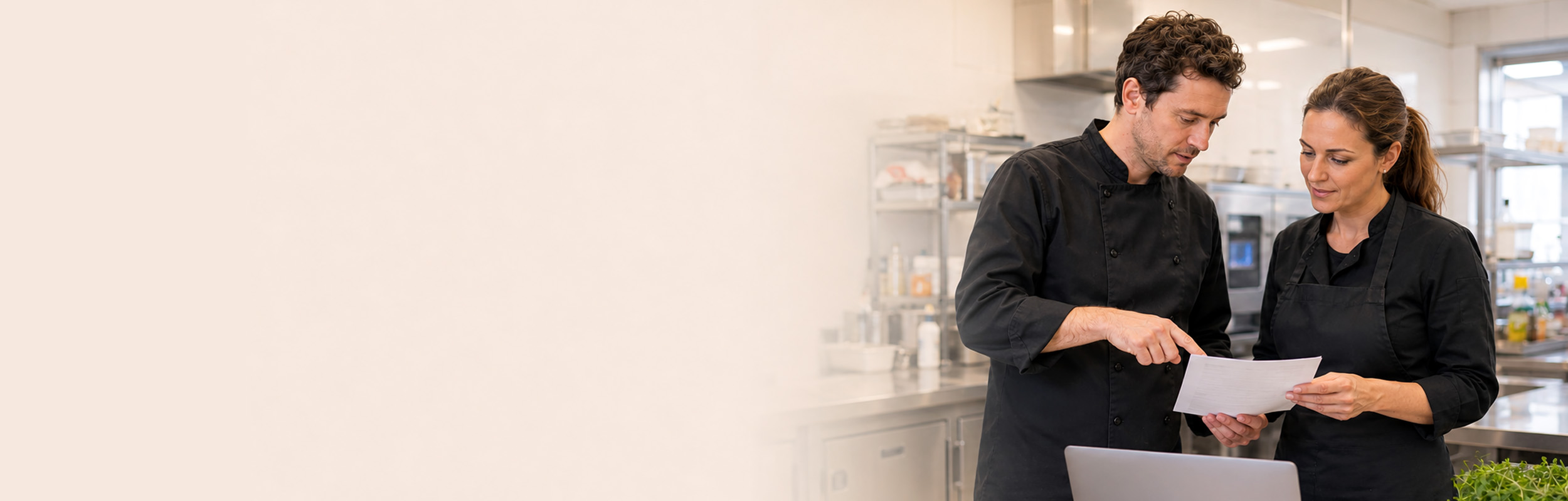 Cateringprofessionals die samen een cateringofferte controleren