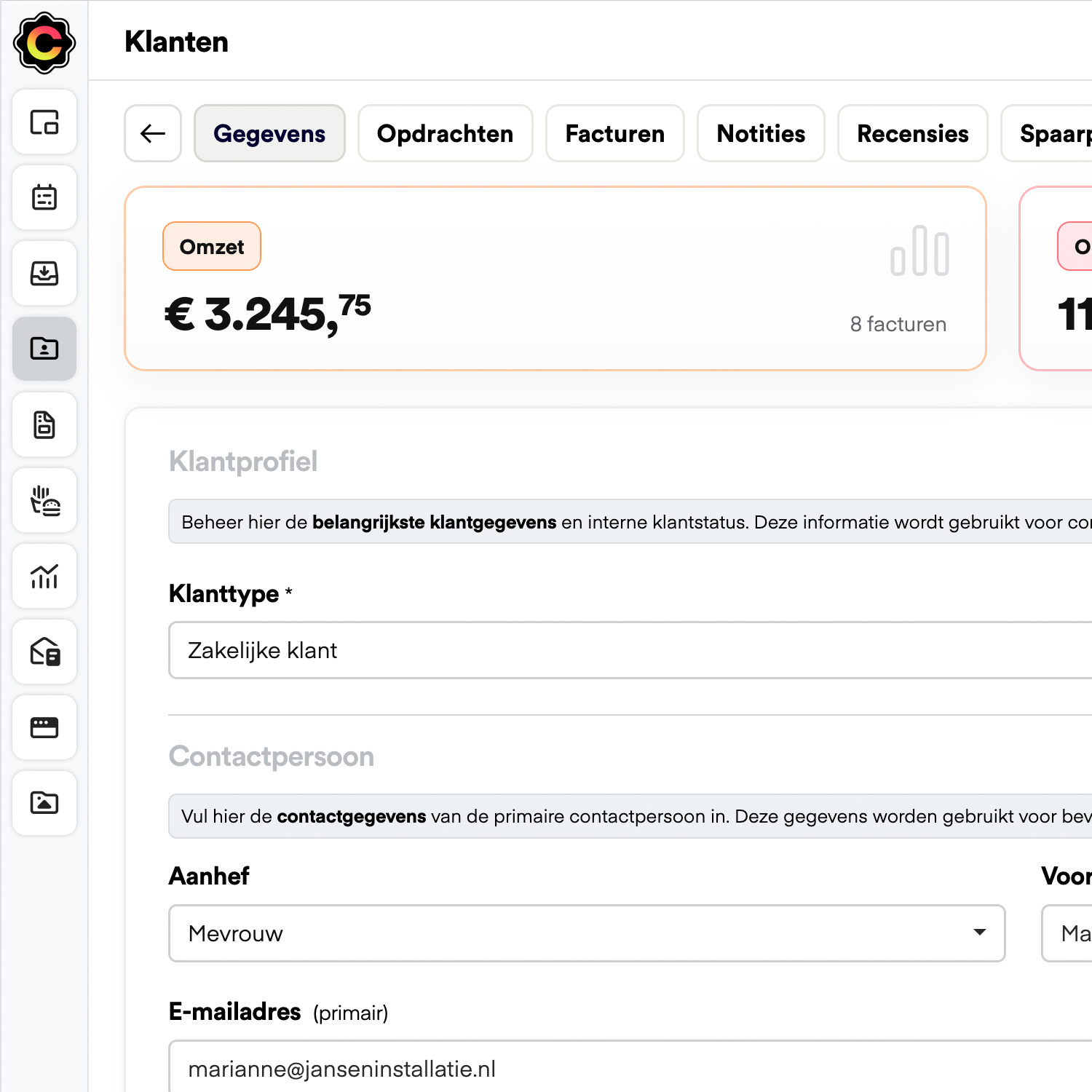 Klantprofiel met omzet, opdrachten, facturen en contactgegevens in CaterAssist